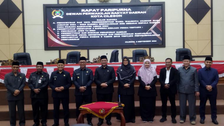 Foto bersama usai rapat paripurna DPRD Kota Cilegon, Senin (2/9/2024) yang ber agendakan pengumuman dan usul pemberhentian Wakil Walikota Cilegon masa jabatan 2021-2026. (Foto: TitikNOL)