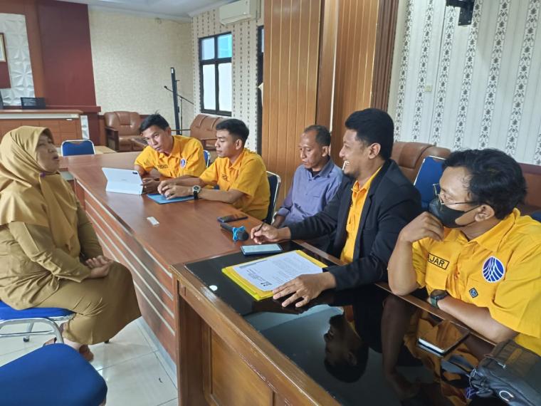 Tim Hukum Robinsar - Fajar saat melaporkan Lurah Gerem ke Inspektorat Cilegon. (Foto: TitikNOL)