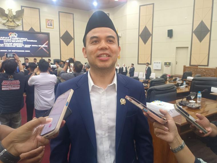 Anggota DPRD Banten Dede Rohana Putra usai menghadiri pelantikan pimpinan DPRD Kota Cilegon masa jabatan 2024-2029. (Foto: TitikNOL)