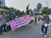 Kepala BPKAD Serang, Sarudin saat melepas haru dengan sejumlah pejabat Pemkab Serang di ruang sidang PN Serang. (Foto: TitikNOL)