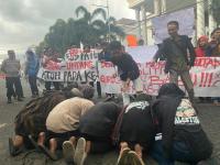 Wakil Gubernur Banten Andika Hazrumy tengah berbincang dengan Komandan Korem 064 MY Kolonel Czi Ito Hediarto di acara Istighosah dan Dzikir Kebangsaan. (Foto: TitikNOL)