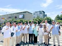 Wali Kota Serang, Tubagus Haerul Jaman bersama asistennya saat menjenguk Gubernur Banten, Rano Karno di Rumah Sakit Mayapada, Lebak Bulus, Jakarta. (Foto:TitikNOL)