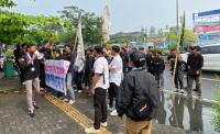 Suasana plafon Gedung Setda enam lantai Pemkot Cilegon yang ambruk. (Foto: TitikNOL)