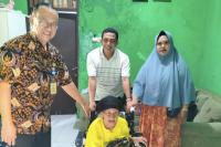 Kades terpilih, Mulyanto dan Isteri tengah foto bersama dengan Bupati Lebak, Iti Octavia Jayabaya dan Wakil Bupati Lebak, Ade Sumardi di Pendopo Kabupaten Lebak, Jumat (7/10/2016). (Foto: TitikNOL)