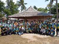 PARADE saat foto bersama Calon Gubernur Banten, Ade Sumardi di Pantai Beach Point Anyer Kabupaten Serang, Minggu 27 Oktober 2024. (Foto: TitikNOL)