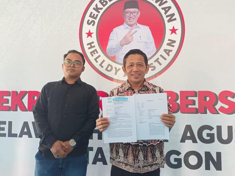 Tim Hukum Helldy-Alawi saat menunjukan bukti pelaporan ke Bawaslu Cilegon. (Foto: TitikNOL)