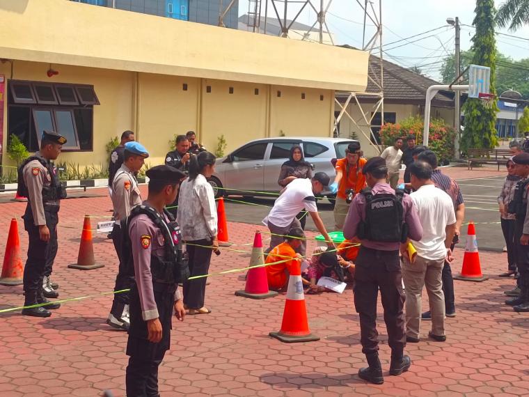 Satreskrim Polres Cilegon saat menggelar rekonstruksi pembunuhan Aqila. (Foto: TitikNOL)