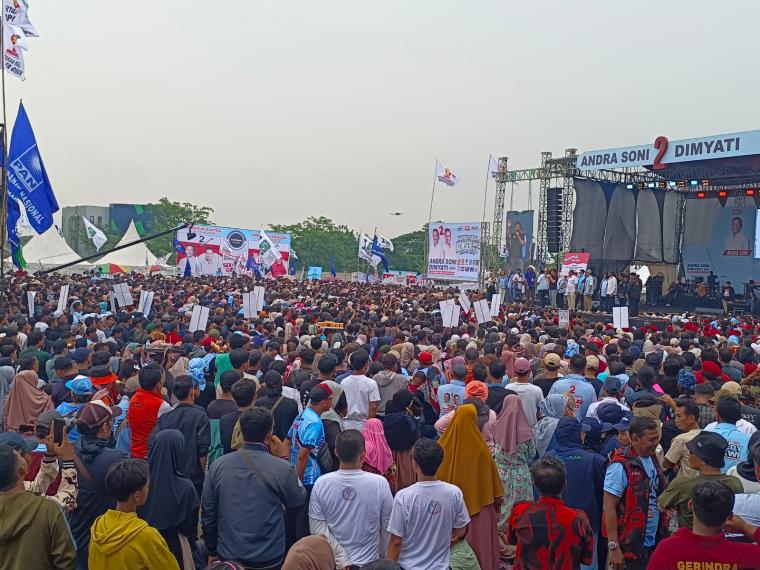 Suana kampanye akbar Cagub dan Cawagub Banten nomor urut 2, Andra Soni - Dimyati di lapangan BCA Jalan Lingkar Selatan Cilegon. (Foto: TitikNOL)