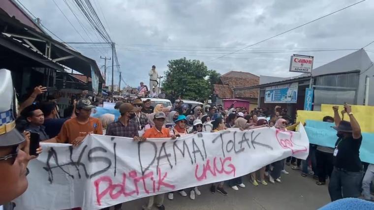 Aksi unjuk rasa Aliansi Masyarakat Peduli Anti Money Politics di kantor Bawaslu Kota Cilegon. (Foto: TitikNOL)