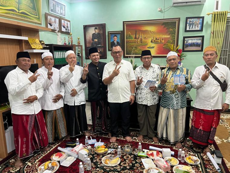 Ikatan Keluarga Madura saat bersilaturahmi sekaligus memberikan dukungan kepada Helldy Agustian di Pilkada Kota Cilegon. (Foto: TitikNOL)