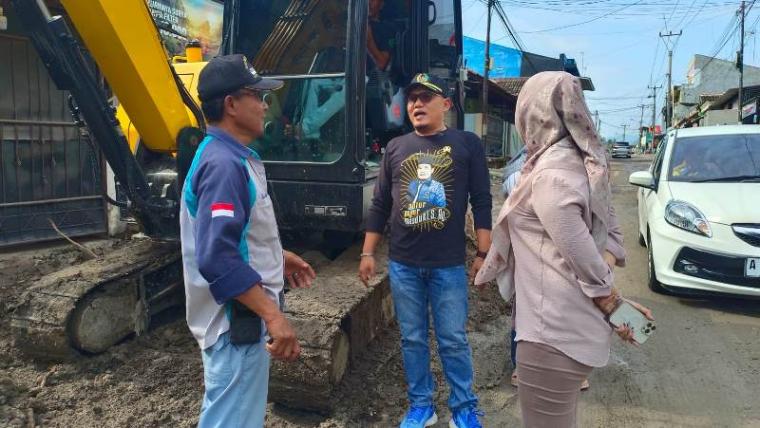 Wakil Ketua DPRD Cilegon Masduki saat sidak pembangunan drainase dan Jalan Warnasari. (Foto: TitikNOL)