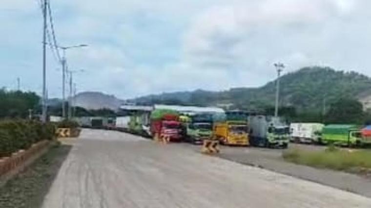 Antrean truk logistik di Pelabuban BBJ Bojonegara. (Foto: TitikNOL)