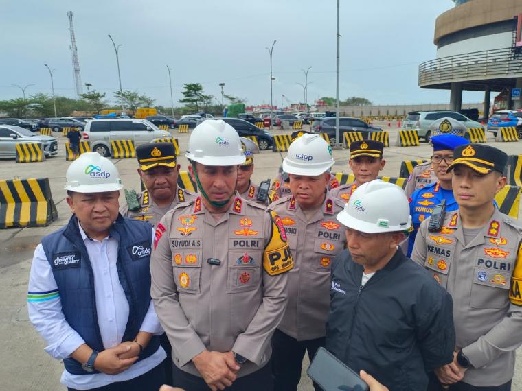 Kapolda Banten Irjen Pol Suyudi Ario Seto saat memberikan keterangan kepada wartawan di Pelabuhan Merak. (Foto: TitikNOL)