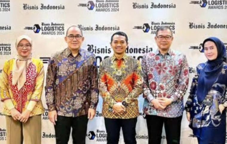 Jajaran Direksi dan Komisari PT PCM foto bersama usai menerima penghargaan. (Istimewa)