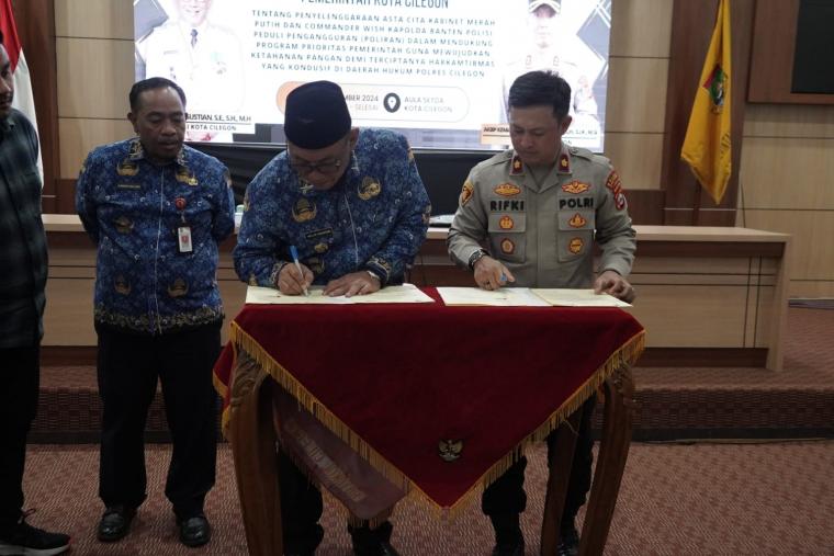 Walikota Cilegon Helldy Agustian dan Wakapolres Cilegon Kompol Rifki Seftirian tanda tangan MoU (Foto: Istimewa)