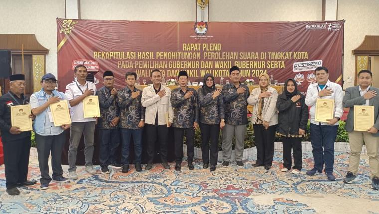 Sesi foto bersama usai rapat pleno rekapitulasi hasil penghitungan suara tingkat kota pada Pemilihan Gubernur dan Wakil Gubernur serta Walikota dan Wakil Walikota 2024.(Foto: TitikNOL)