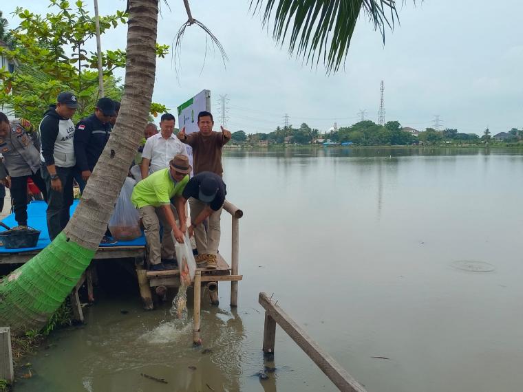 PT IRT bersama LSM Gappura Banten tebar benih ikan di Situ Rawa Arum, Kecamatan Grogol, Kota Cilegon. (Foto: TitikNOL)