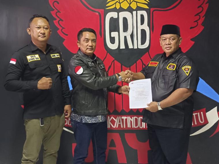 Ketua DPD GRIB Jaya Provinsi Banten, Joko Purnawan menyerahkan SK kepada Ketua DPC GRIB Jaya Kota Cilegon, Abah Haji Sahruji. (Foto: TitikNOL)