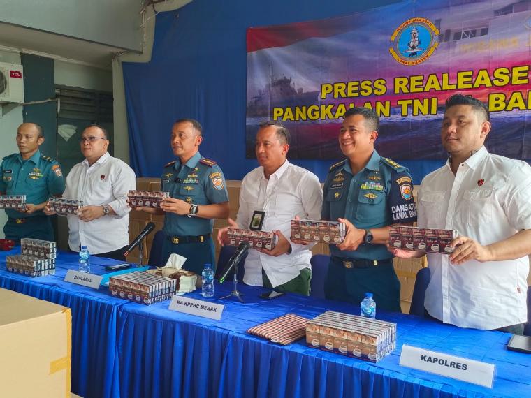 Komandan Pangkalan TNI Angkatan Laut Banten Kolonel Laut (P) Arif Rahman saat memberikan keterangan kepada wartawan. (Foto: TitikNOL)