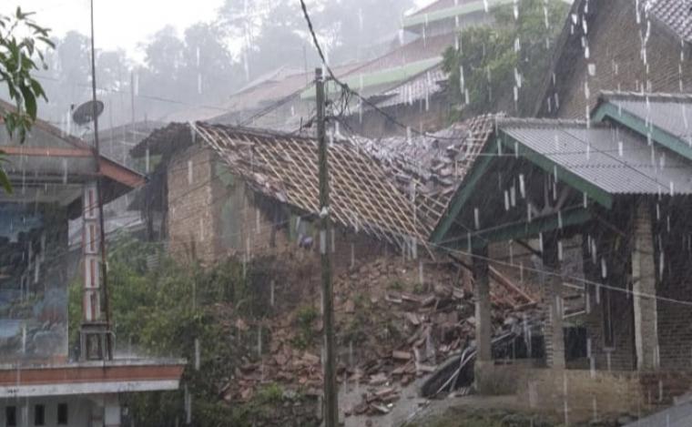 Rumah warga di Lingkungan Watu Lawang, RT 01/RW 09, Kelurahan Gerem, Kecamatan Grogol, Kota Cilegon yang ambruk. (Foto: Istimewa)