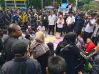 Gubernur Banten Rano Karno saat menerima kunjungan relawan dari 8 negara di ruang kerja gubernur di KP3B, Kota Serang, Senin (1/8/2016). (Foto: TitikNOL)