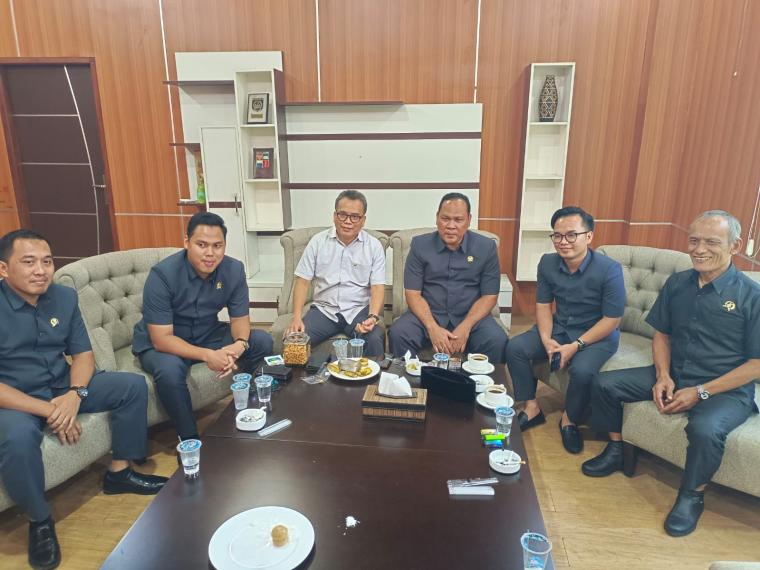 Sekretaris DPC Gerindra Kota Cilegon Hasbi Sidik dan para anggota Fraksi Gerindra di DPRD Kota Cilegon. (Foto: TitikNOL)