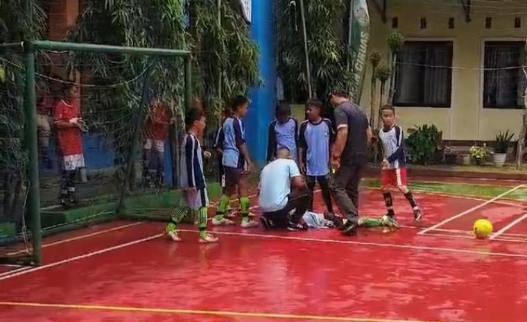 Tangkap layar video siswa SD yang mengikuti turnamen futsal. (Foto: TitikNOL)