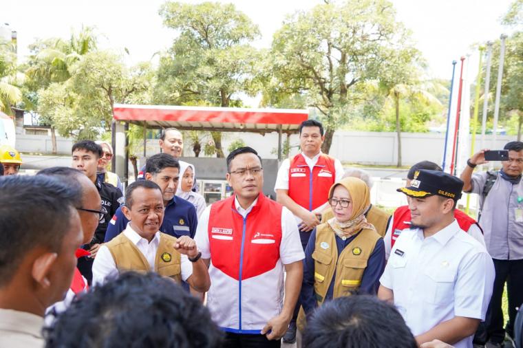 Walikota Cilegon Robinsar menyambut Menteri ESDM Bahlil saat melakukan kunjungan kerja di Kota Cilegon. (Foto: TitikNOL)