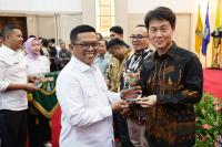 Kepala BKP Kelas II Cilegon Bambang Haryanto saat menunjukan barang bukti kulit sapi yang diduga ilegal. (Foto: TitikNOL)