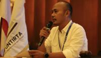 Kepala BKP Kelas II Cilegon Bambang Haryanto saat menunjukan barang bukti kulit sapi yang diduga ilegal. (Foto: TitikNOL)
