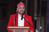 Operation Head Pertamina MOR III Terminal BBM Tanjung Gerem, Pengasian Habeahan bersama Kapolsek Pulomerak, Kompol Kamarul Wahyudi menunjukan hasil budidaya Kangkung. (Foto: TitikNOL)