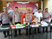 Iti Octavia Jayabaya bersama kader Demokrat saat mendaftarkan bacaleg di KPU Banten. (Foto: TitikNOL)