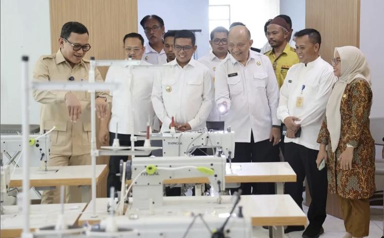 Gubernur Banten Andra Soni menerima kunjungan kerja Menteri Perlindungan Pekerja Migran Indonesia Abdul Kadir Karding di UPTD Latihan Kerja Indonesia (BLKI) Provinsi Banten di BSD, Serpong, Kota Tangerang Selatan, Jum'at, (02/05/2025). (Foto: Istimewa)