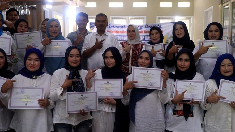 Para peserta pelatihan make-up yang diselenggarakan Disnakertrans Banten. (Foto: TitikNOL)