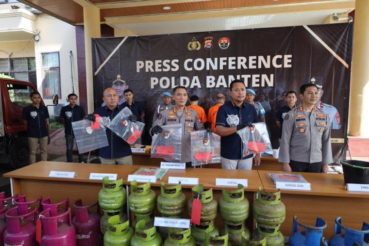 Sejumlah barang bukti penyuntikan LPG. (Foto: TitikNOL)
