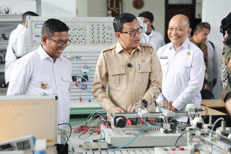 Gubernur Banten Andra Soni menerima kunjungan kerja Menteri Perlindungan Pekerja Migran Indonesia (P2MI) atau Kepala Badan Perlindungan Pekerja Imigran Indonesia (BP2MI) Abdul Kadir Karding di Balai Latihan Kerja (BLK) UPTD Latker Dinas Tenaga Kerja dan Transmigrasi (Disnakertrans) Provinsi Banten. (Foto: Istimewa)