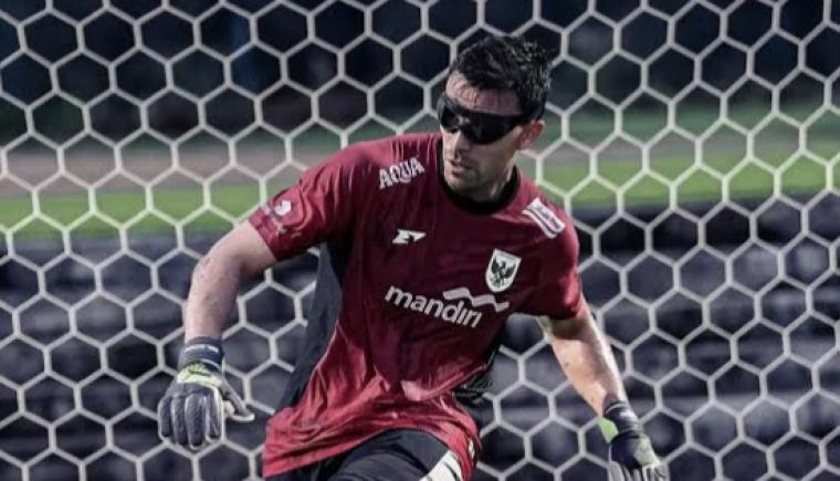 Emil Audero ketika memakai kacamata Swivel Vision pada sesi latihan Timnas Indonesia. (Dok: Timnasindonesia)