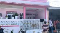 Kepala Desa Bayah Timur Rafik Rahmat Taufik saat menerima bantuan dari PT Mayora bersama para petani