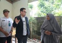 Kepala Satuan Resnarkoba Polres Serang AKP Nana Supriyatna saat menginterogasi tersangka. (Doto: TitikNOL)