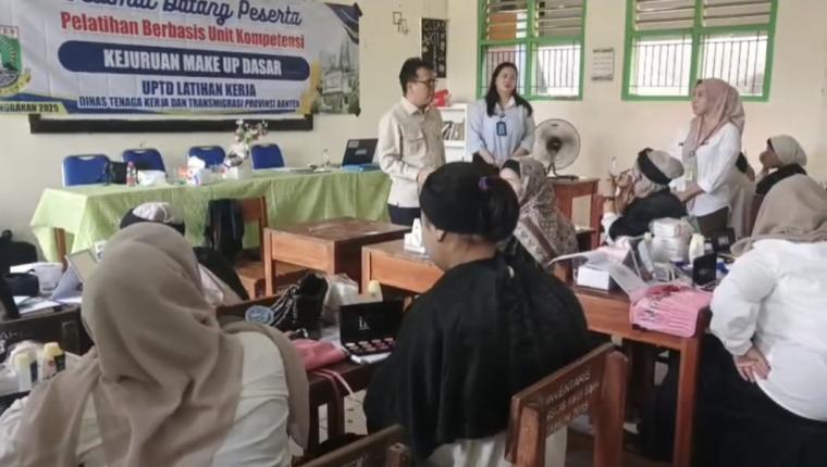 Anggota Komisi V DPRD Banten Hasbi Sidik saat memantau pelaksanaan pelatihan make up dasa UPTD Latihan Kerja Disnakertrans Banten, di Aula SMA 1 Al Khairiyah Cilegon.