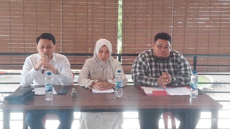 Nafa Wedding dan kuasa hukumnya saat konferensi pers.(Foto: TitikNOL)