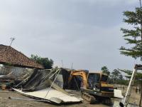 Diperiksa Bawaslu Serang, Kades Kosambi Ronyok Keluar Lewat Pintu Samping Hindari Bertemu Jurnalis. (Dok: Beritadetik)