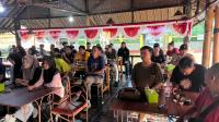 Ketiga oknum wartawan saat diinterogasi di Mapolsek Serang. (Foto: TitikNOL)