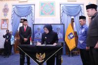 Profesor Lili Romli bersama tim pemenangannya saat mengembalikan formulir penjaringan ke Partai Gerindra. (Foto: TitikNOL)