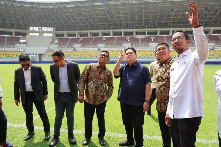 Gubernur Banten Andra Soni bersama Ketua Umum Persatuan Sepak Bola Seluruh Indonesia (PSSI) Erick Thohir meninjau sejumlah fasilitas di Stadion Internasional Banten atau Banten International Stadium (BIS)
