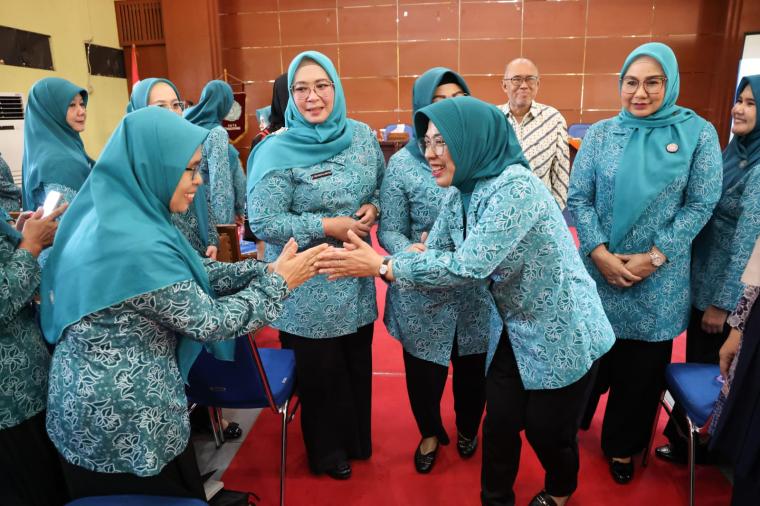 Ketua Tim Penggerak Pemberdayaan Kesejahteraan Keluarga (TP PKK) Provinsi Banten Tinawati Andra Soni menghadiri kegiatan Pembinaan B2SA di Gedung PKK Nyi Mas Melati, Kota Tangerang.