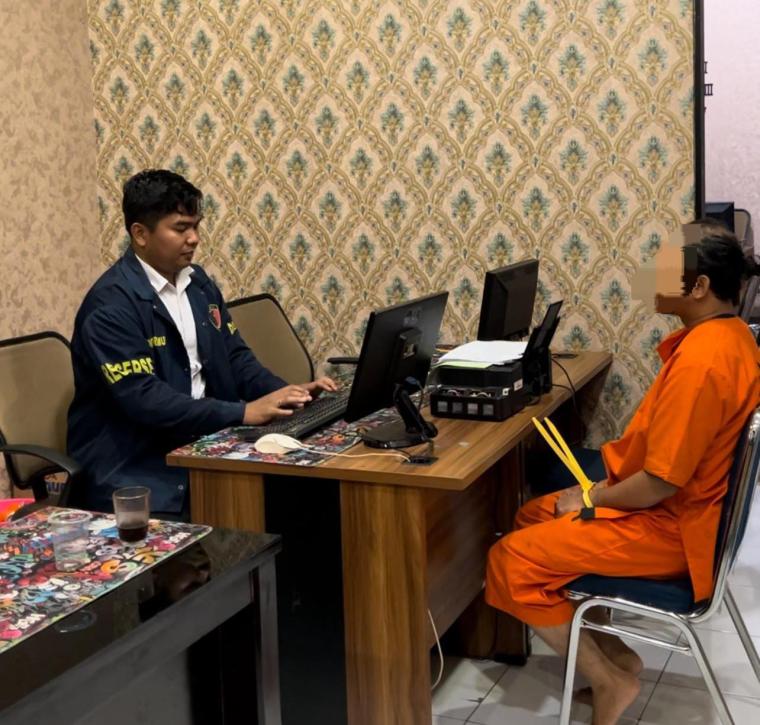 Foto tersangka IS tengah menjalani pemeriksaan