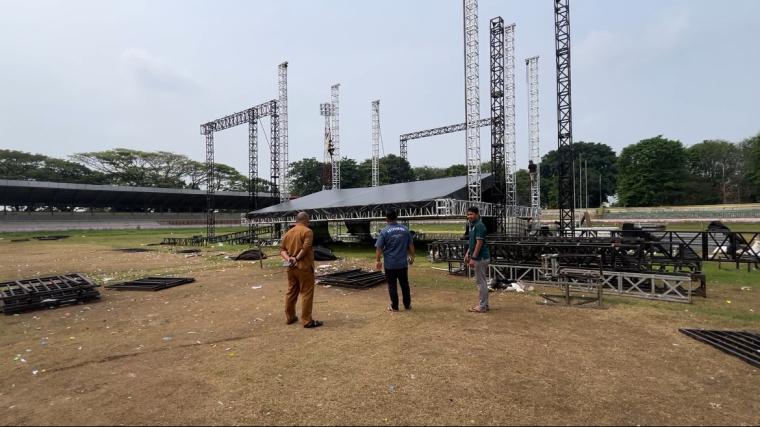 Kondisi rumput Stadion MY pasca konser musik Kota Serang Fair