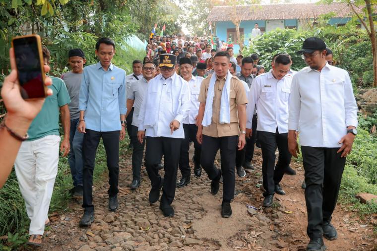 Gubernur Banten Andra Soni dalam kunjungannya ke ruas Jalan Luwuk Grewel di Kabupaten Lebak