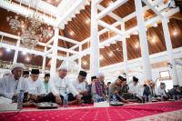 Kapolsek Cibeber AKP Atep Mulyana saat memberikan keterangan kepada wartawan terkait ratusan botol miras yang berhasil diamankan. (Foto: TitikNOL)